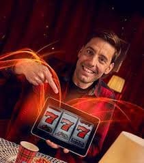 odds বাংলাদেশে মোবাইলে স্লট গেমস খেলার দৃশ্য